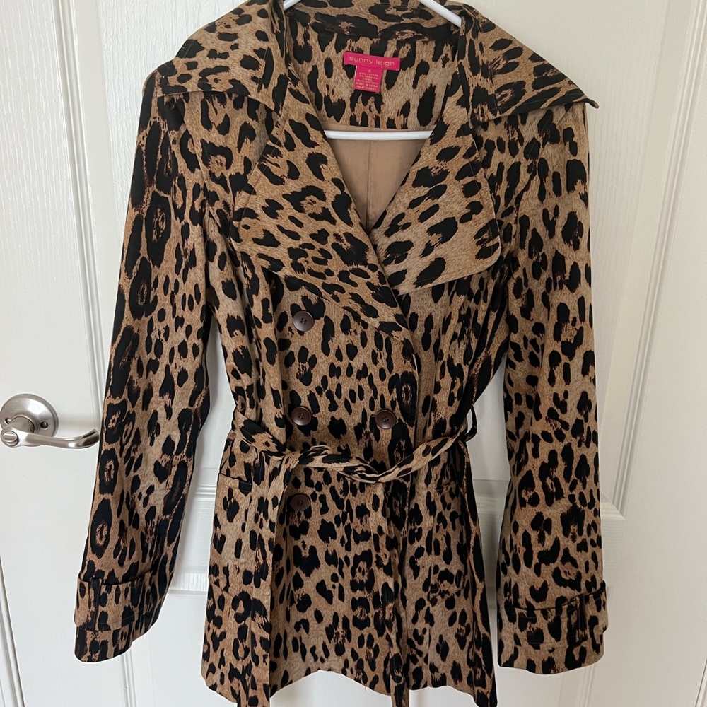 Sunny Leigh animal print jacket. Double breasted with waist tie.You need this!🍁